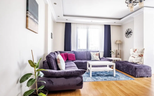 Flat in Maltepe With Balcony Near Shopping Malls