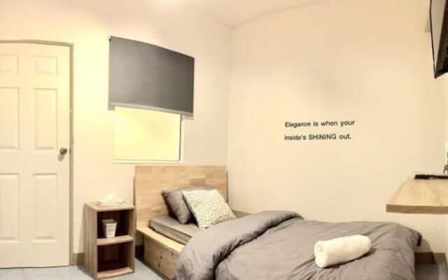 24 Poshtel Salaya