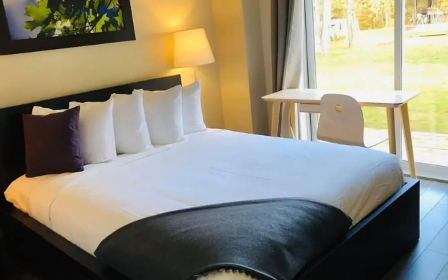 Oberge Inn  Riverside guest room in Val-David village with free parking