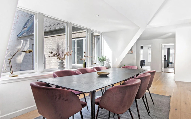Sanders King - Cute 3-bdr Apt in City Center