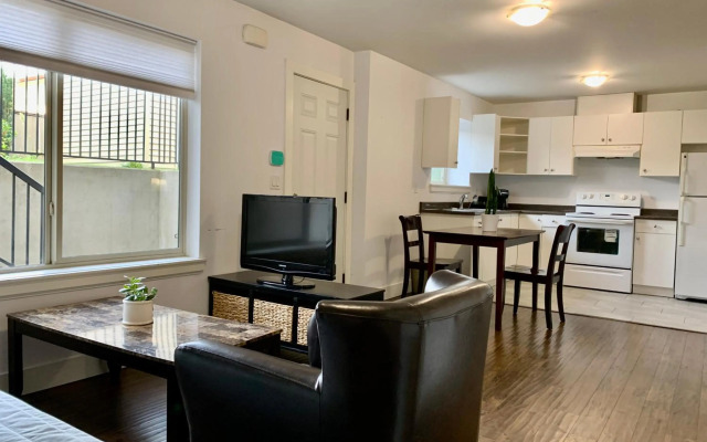 Spacious Burnaby Guest Home