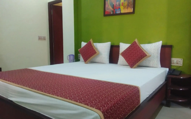 OYO 28053 Hotel Gayatri Palace