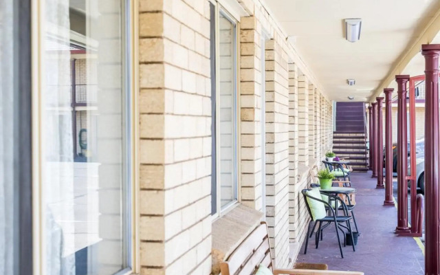 Lilac City Motor Inn & Steakhouse