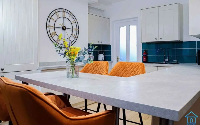 York Contractor House by Firoz Property Management