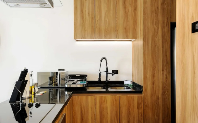 w Deluxe 1BR With Elegant Balcony in Roma Nte