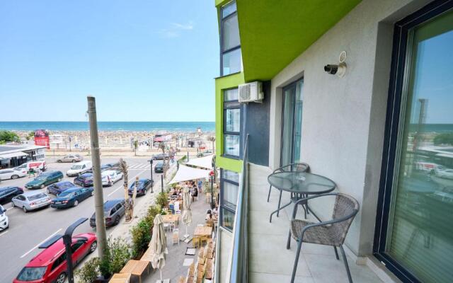 Beachfront 1BR apartment- Spa n Pools
