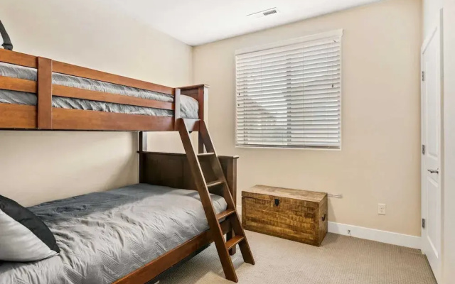 2 Units Reunion Property 7 Bedroom Home