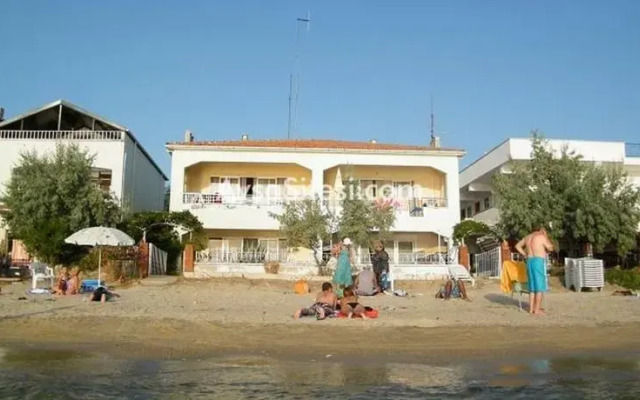 Gunes Yali