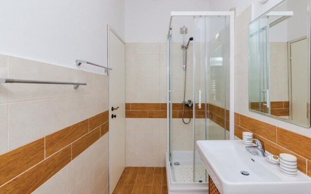 Stunning Home in Lovorno With Wifi and 5 Bedrooms