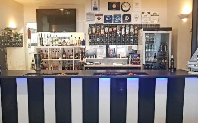 Ascot Hotel