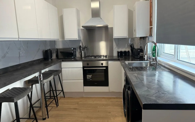 Large and Peaceful 4-bedroom House in Bridgend