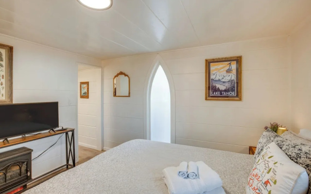 Walk to Beach: Dog-friendly Cabin in Glenbrook!