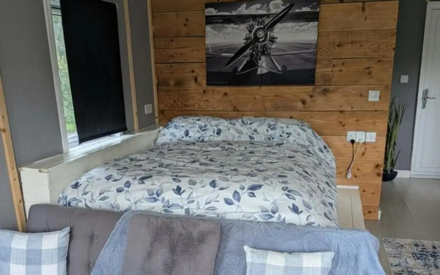 Tranquil Cabin Retreat- Sleeps 2, Parking