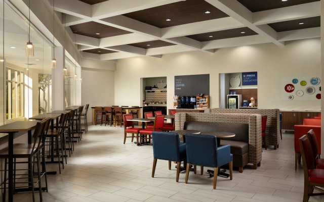 Holiday Inn Express & Suites Irving Dfw Airport North, an IHG Hotel