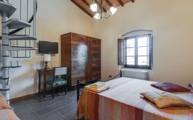 Tranquil Farmhouse in Terranova Bracciolini near Nightlife