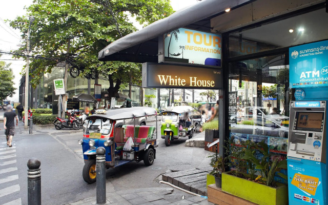 White House Asoke Sukhumvit 18