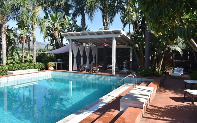Stunning Villa With Private Pool Chlorine-free and Jacuzzi
