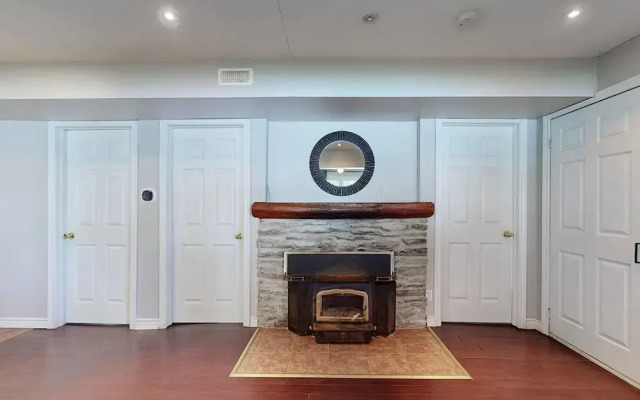 Charming Lakeside Cottage