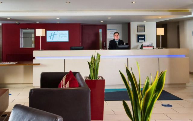 Holiday Inn Express WARWICK M40, JCT.15