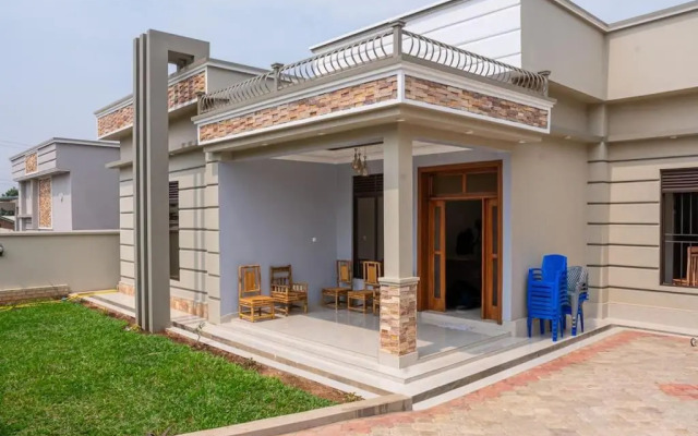 Cheerful 4-bedroom home with parking