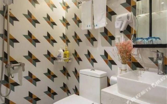 Xiyue Light Luxury Inn (Helong Gymnasium People's Hospital)