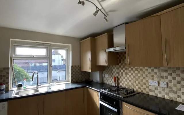 Immaculate 2-bed Apartment in Isleworth by River