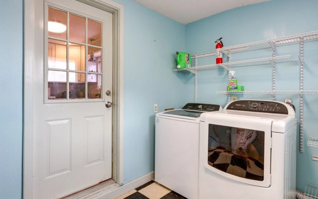 Near Beach & Attractions: Home in Galveston!