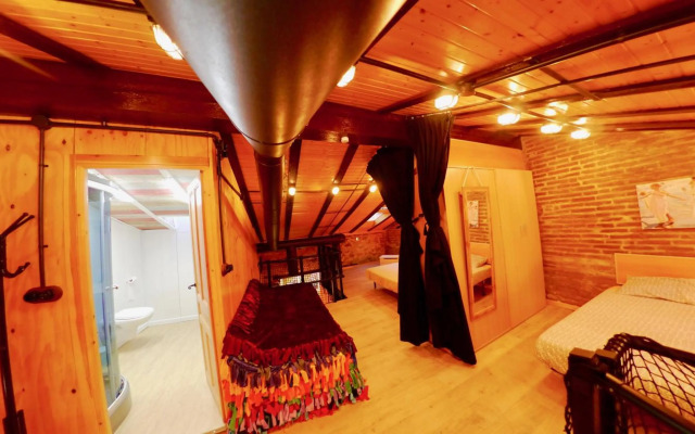 Old Fisherman's House in Malvarrosa Beach