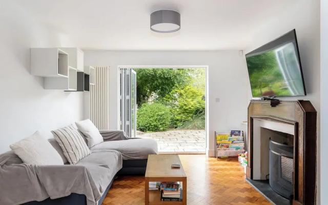Stunning 5 Bed in the Centre of Bourton