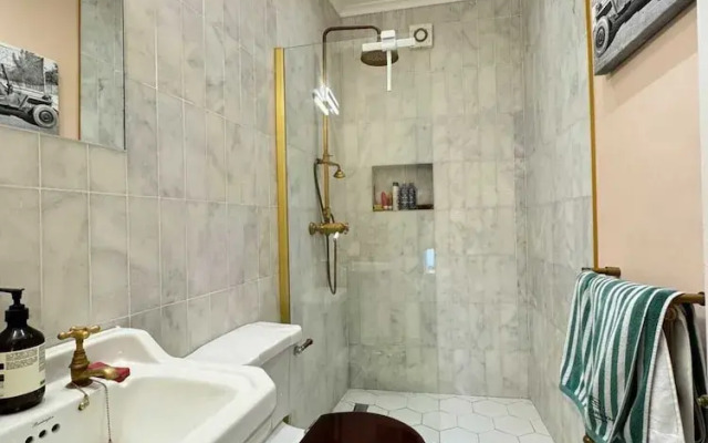Homely Flat W/terrace, 3 Mins to Battersea Park