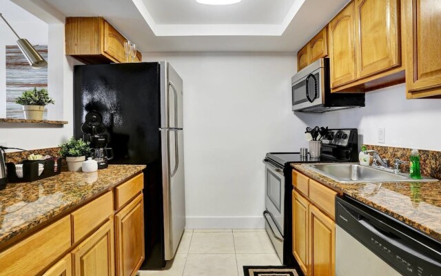 Stylish & Unique 1 BR Designer Waterview APT