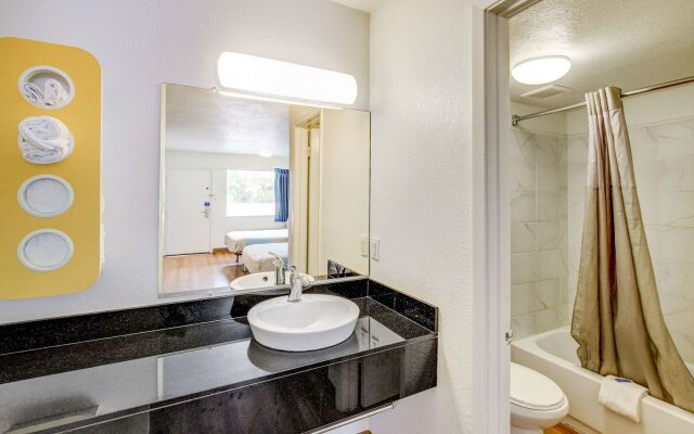 Motel 6 Waco, TX - Lacy Lakeview