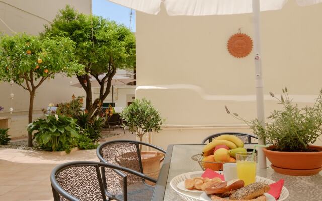 Home with Courtyard in Heart of Old Town