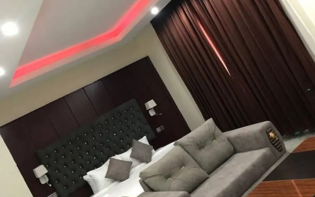 Deja Vu Hotel and Suites
