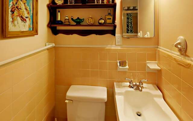 3BR 2BA Brentwood Home by RedAwning