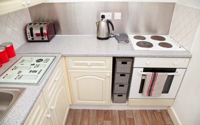 Bright & Quiet Edinburgh Home with Parking