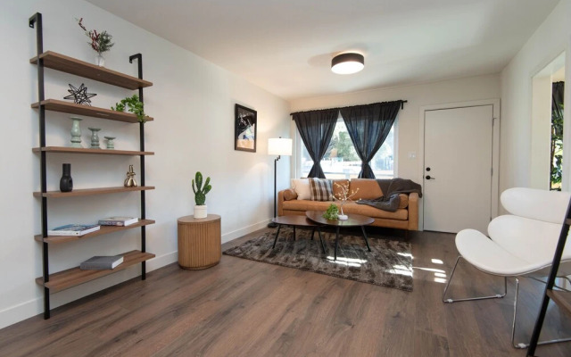 Stylish Apartment near Dodger St