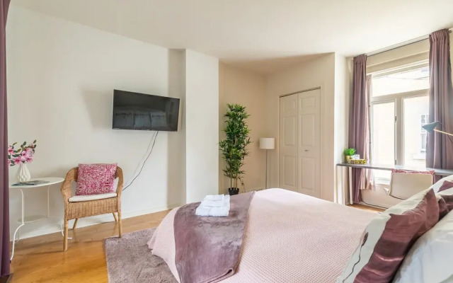 Beautiful Downtown House by Easyhosts