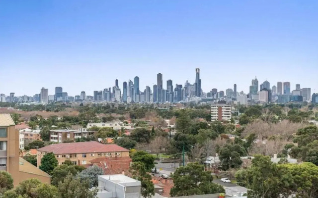 St Kilda Penthouse with Panaromic Bay and City View