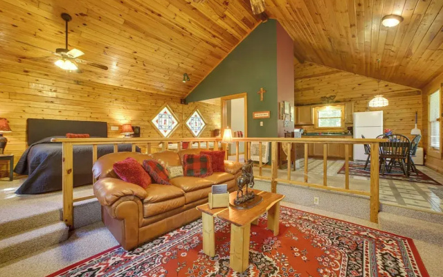 Secluded Studio w/ Deck ~ 8 Miles to Beaver Lake!
