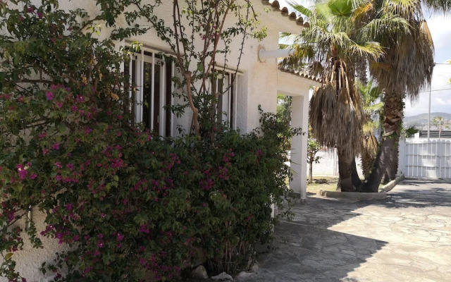 Villa con gran piscina en zona residencial