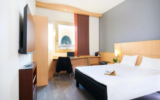 ibis Como