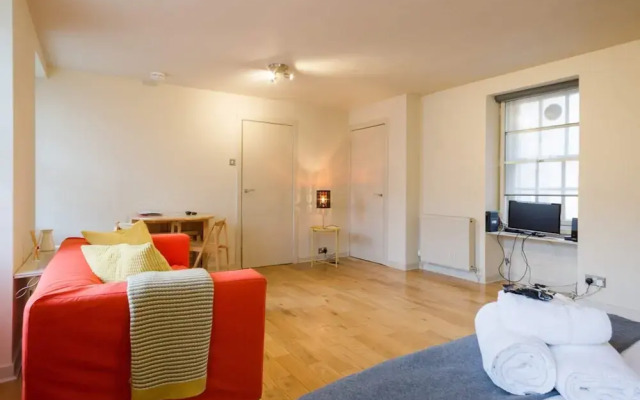 Modern Studio on Royal Mile Great for Castle