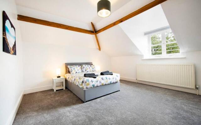 Clifton Spacious 3 Bed Apt & Parking-Simply Check In
