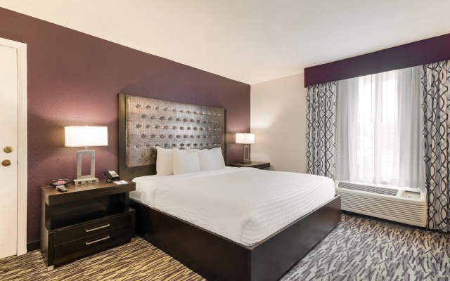 Clarion Inn & Suites Across From Universal Orlando Resort