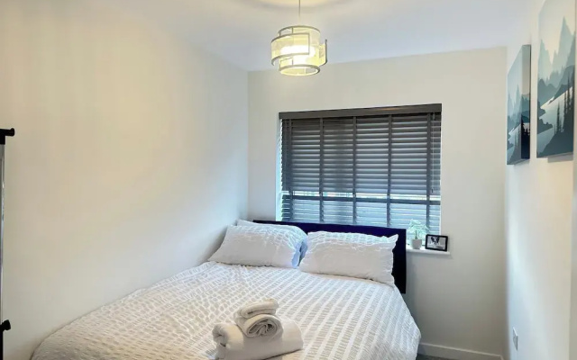 4 Bed House - Sleeps 8 - Pets - Parking - Wifi