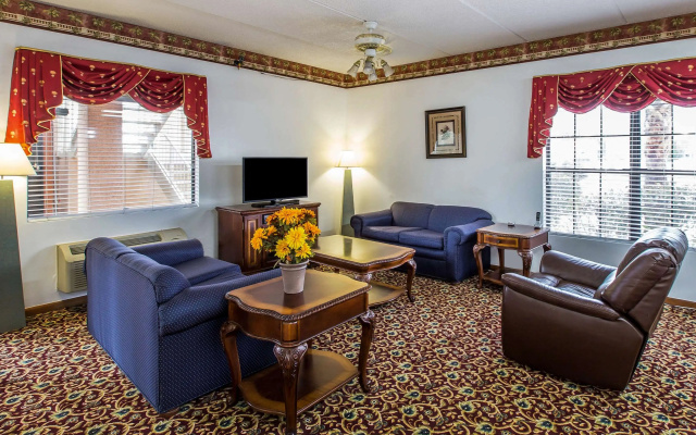 Econo Lodge Inn & Suites Albany North - Mini-hotel in Albany - Photo 2