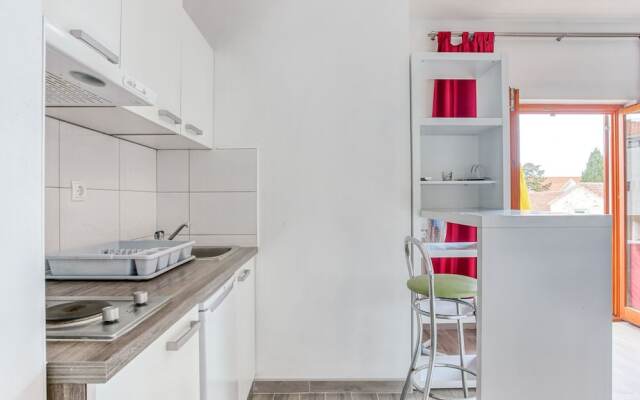 Simplistic Holiday Home in Sumartin near Sea Beach