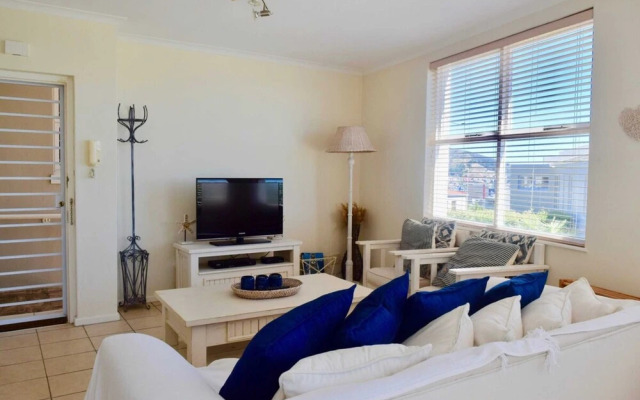 2 Bedroom Apartment Nestled Under Devil's Peak