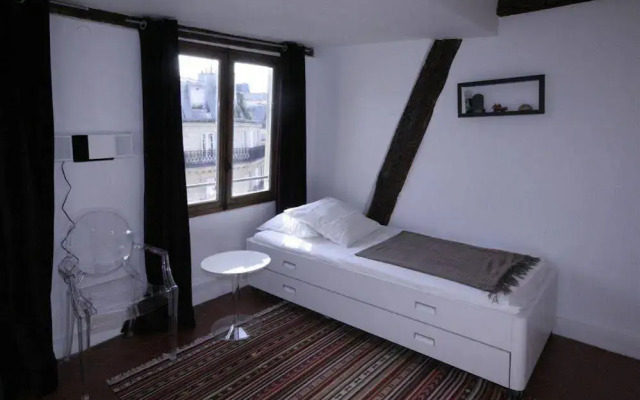 My Apartment in Paris Louvre